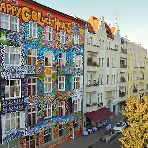 Happy Go Lucky + Hostel Berlín